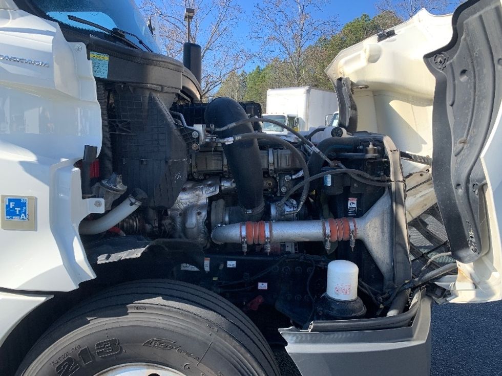 Sleeper Tractor-Heavy Duty Tractors-Freightliner-2022-T12664ST-Concord-NC-518,613\n\t\tmiles-$ 65,000 - Image 20