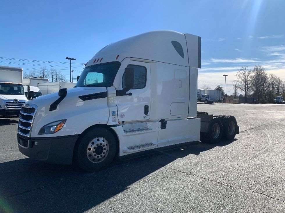 Sleeper Tractor-Heavy Duty Tractors-Freightliner-2022-T12664ST-Concord-NC-518,613\n\t\tmiles-$ 65,000 - Image 3