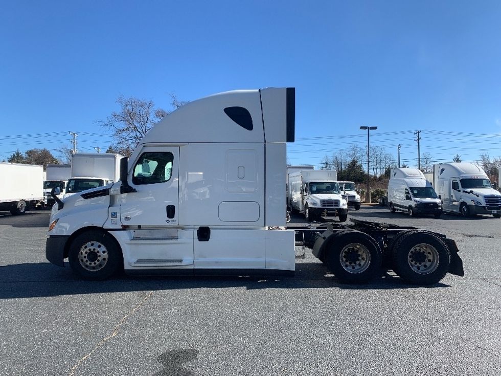 Sleeper Tractor-Heavy Duty Tractors-Freightliner-2022-T12664ST-Concord-NC-518,613\n\t\tmiles-$ 65,000 - Image 4