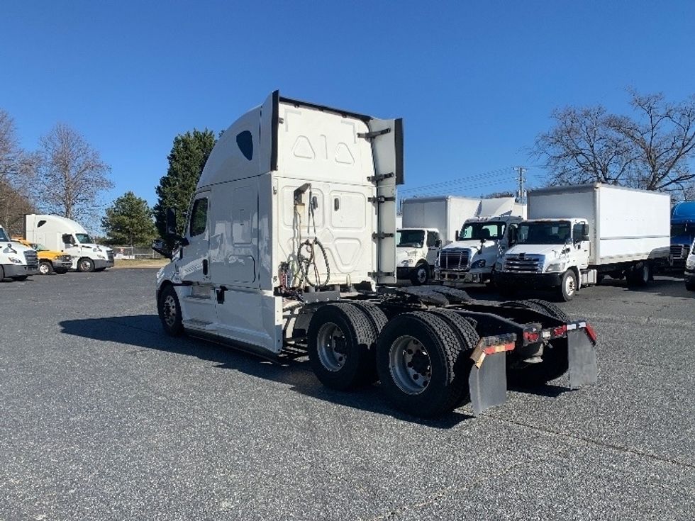 Sleeper Tractor-Heavy Duty Tractors-Freightliner-2022-T12664ST-Concord-NC-518,613\n\t\tmiles-$ 65,000 - Image 5