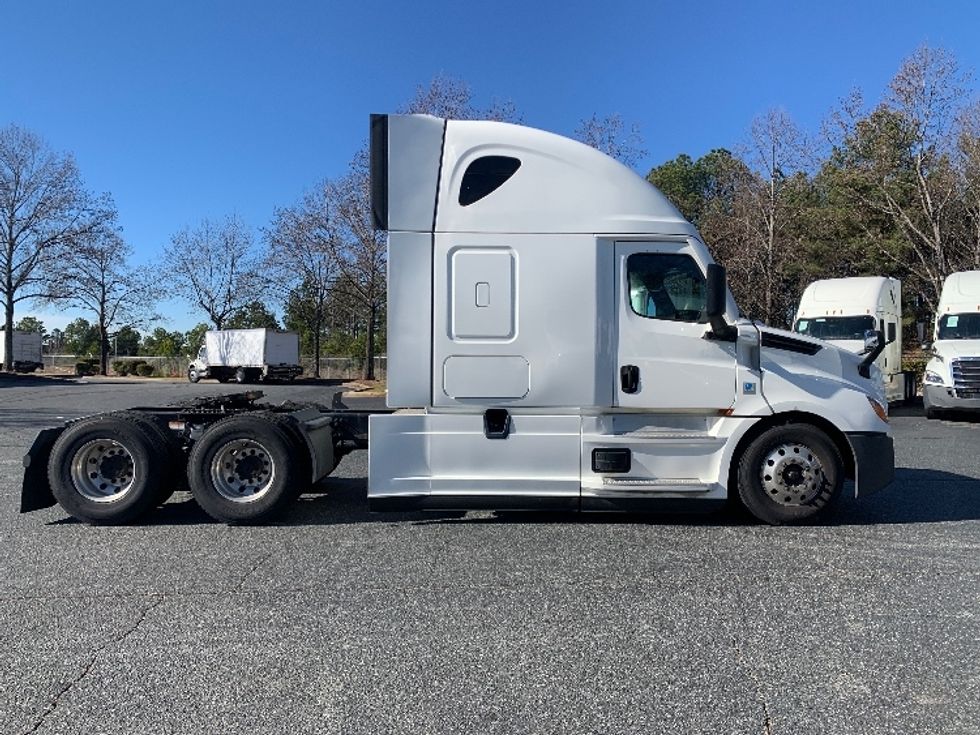 Sleeper Tractor-Heavy Duty Tractors-Freightliner-2022-T12664ST-Concord-NC-518,613\n\t\tmiles-$ 65,000 - Image 8