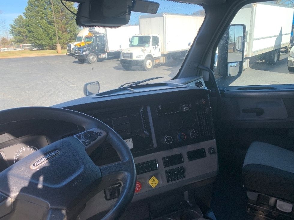 Sleeper Tractor-Heavy Duty Tractors-Freightliner-2022-T12664ST-Concord-NC-533,336\n\t\tmiles-$ 63,500 - Image 10