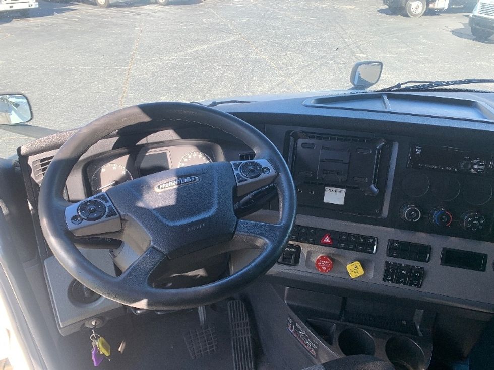 Sleeper Tractor-Heavy Duty Tractors-Freightliner-2022-T12664ST-Concord-NC-533,336\n\t\tmiles-$ 63,500 - Image 11
