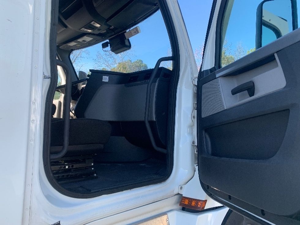 Sleeper Tractor-Heavy Duty Tractors-Freightliner-2022-T12664ST-Concord-NC-533,336\n\t\tmiles-$ 63,500 - Image 13