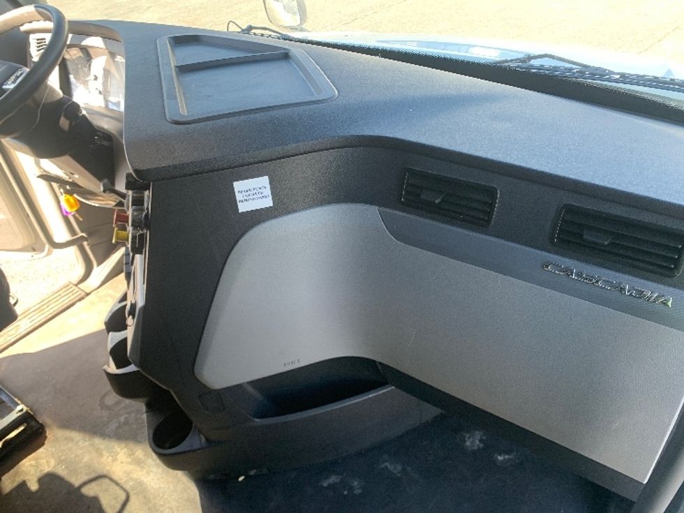 Sleeper Tractor-Heavy Duty Tractors-Freightliner-2022-T12664ST-Concord-NC-533,336\n\t\tmiles-$ 63,500 - Image 14