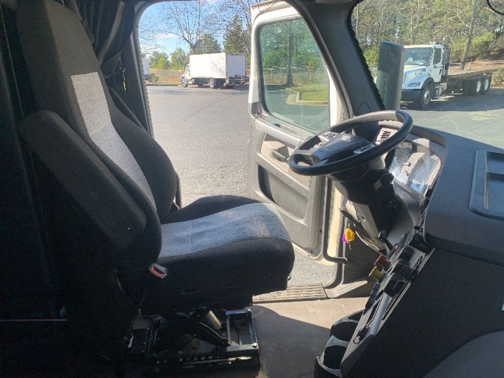 Sleeper Tractor-Heavy Duty Tractors-Freightliner-2022-T12664ST-Concord-NC-533,336\n\t\tmiles-$ 63,500 - Image 15