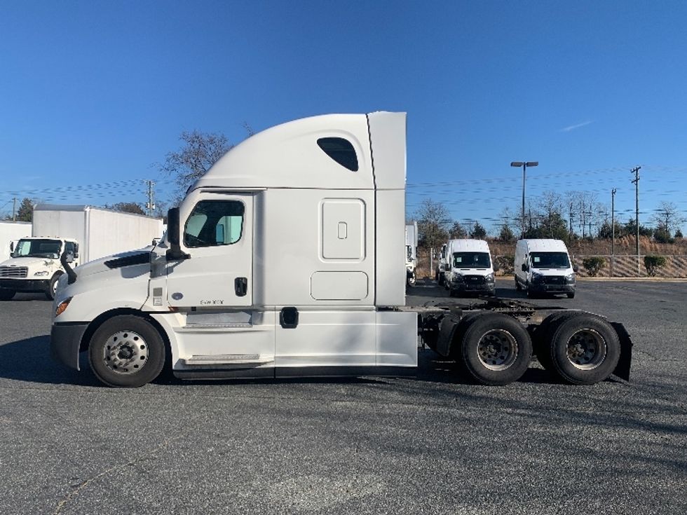 Sleeper Tractor-Heavy Duty Tractors-Freightliner-2022-T12664ST-Concord-NC-533,336\n\t\tmiles-$ 63,500 - Image 4