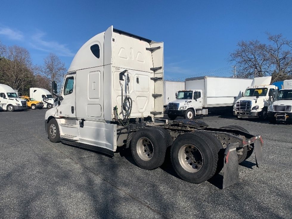 Sleeper Tractor-Heavy Duty Tractors-Freightliner-2022-T12664ST-Concord-NC-533,336\n\t\tmiles-$ 63,500 - Image 5