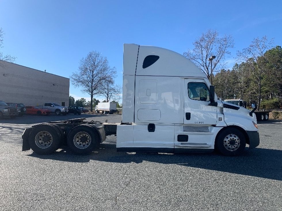 Sleeper Tractor-Heavy Duty Tractors-Freightliner-2022-T12664ST-Concord-NC-533,336\n\t\tmiles-$ 63,500 - Image 8