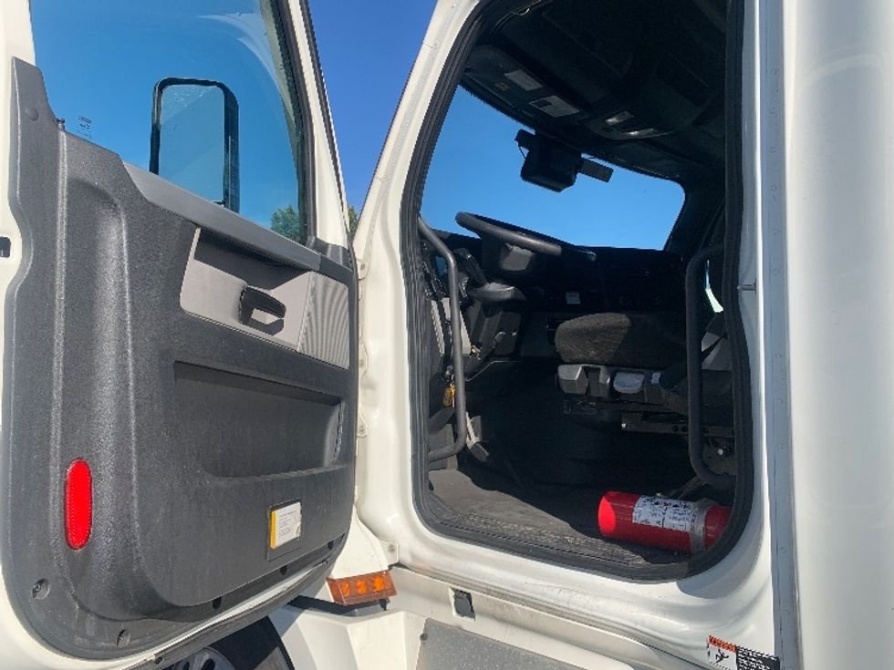 Sleeper Tractor-Heavy Duty Tractors-Freightliner-2022-T12664ST-Concord-NC-533,336\n\t\tmiles-$ 63,500 - Image 9