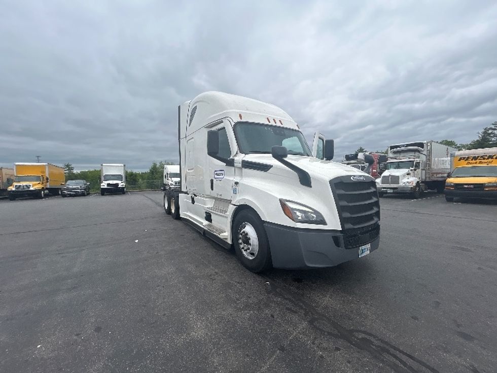 Sleeper Tractor-Heavy Duty Tractors-Freightliner-2022-T12664ST-Concord-NH-437,605\n\t\tmiles-$ 76,750 - Image 1