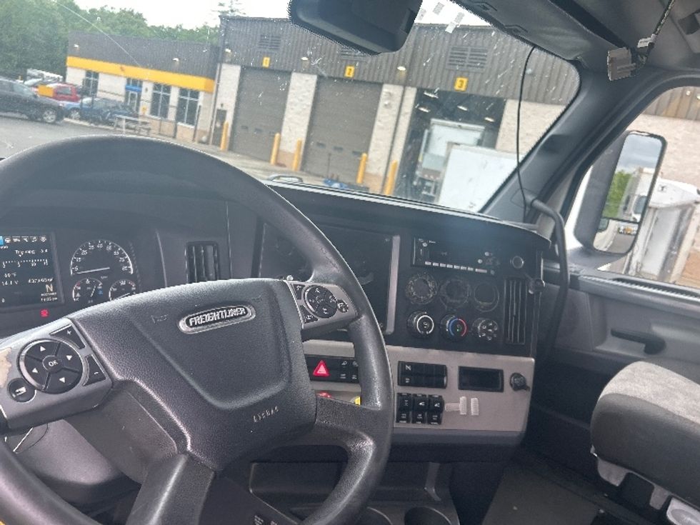 Sleeper Tractor-Heavy Duty Tractors-Freightliner-2022-T12664ST-Concord-NH-437,605\n\t\tmiles-$ 76,750 - Image 10