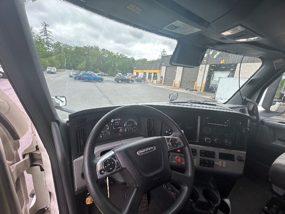 Sleeper Tractor-Heavy Duty Tractors-Freightliner-2022-T12664ST-Concord-NH-437,605\n\t\tmiles-$ 76,750 - Image 11