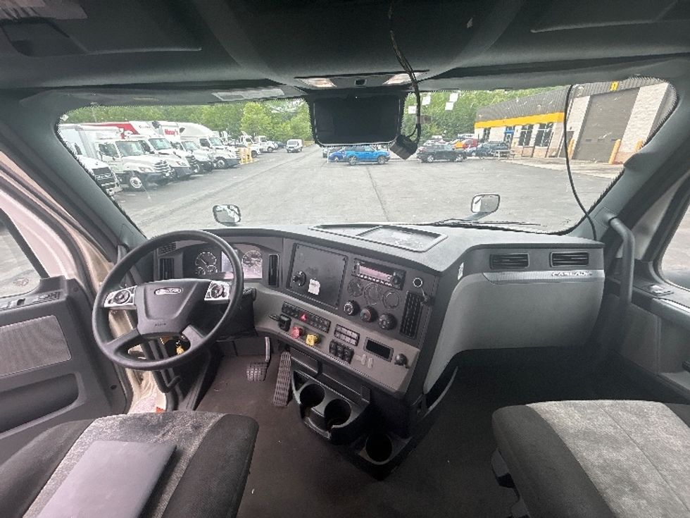 Sleeper Tractor-Heavy Duty Tractors-Freightliner-2022-T12664ST-Concord-NH-437,605\n\t\tmiles-$ 76,750 - Image 12