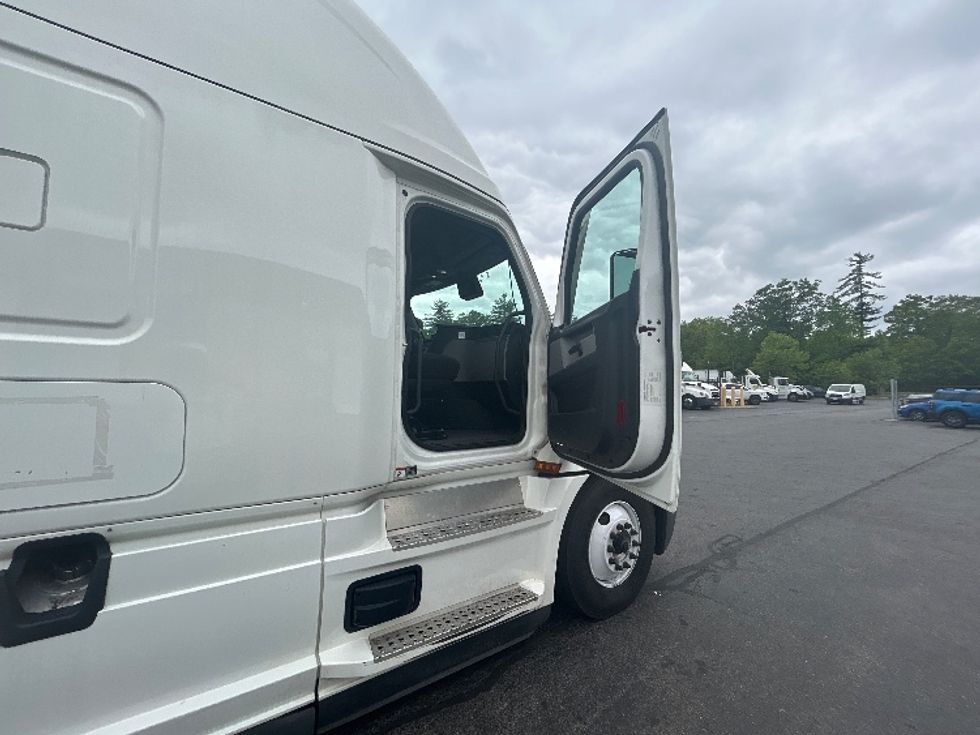 Sleeper Tractor-Heavy Duty Tractors-Freightliner-2022-T12664ST-Concord-NH-437,605\n\t\tmiles-$ 76,750 - Image 13