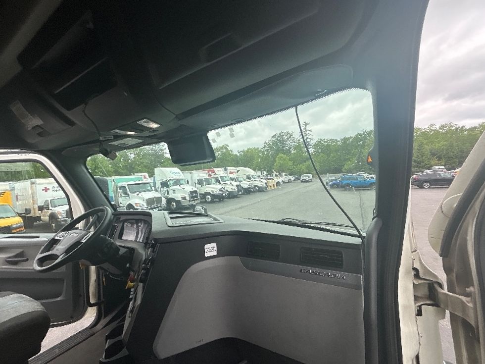 Sleeper Tractor-Heavy Duty Tractors-Freightliner-2022-T12664ST-Concord-NH-437,605\n\t\tmiles-$ 76,750 - Image 14