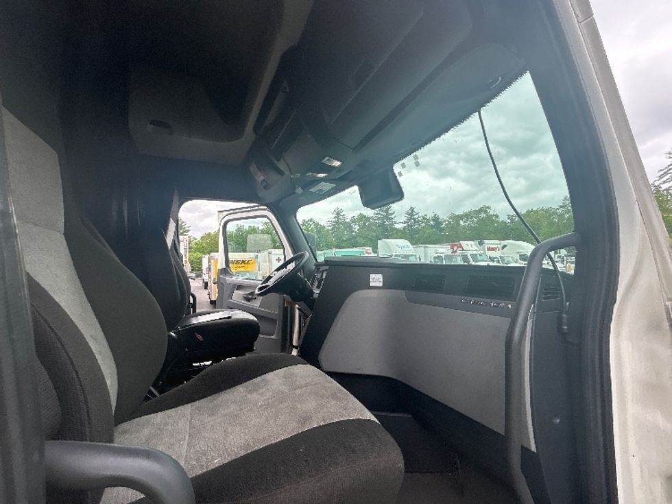 Sleeper Tractor-Heavy Duty Tractors-Freightliner-2022-T12664ST-Concord-NH-437,605\n\t\tmiles-$ 76,750 - Image 15