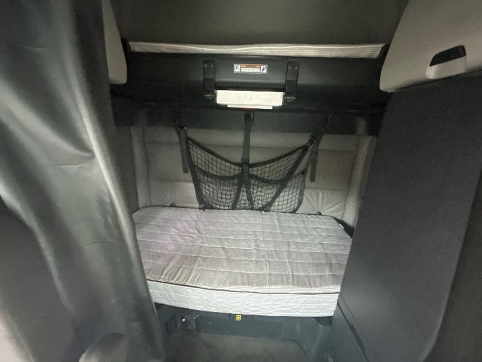 Sleeper Tractor-Heavy Duty Tractors-Freightliner-2022-T12664ST-Concord-NH-437,605\n\t\tmiles-$ 76,750 - Image 16