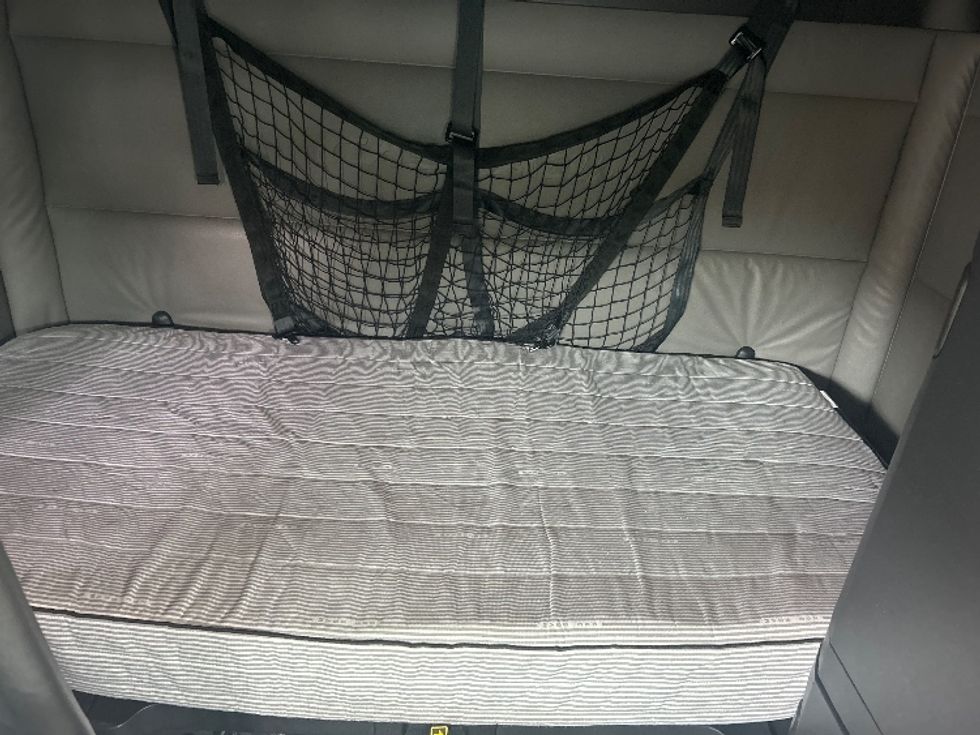 Sleeper Tractor-Heavy Duty Tractors-Freightliner-2022-T12664ST-Concord-NH-437,605\n\t\tmiles-$ 76,750 - Image 17