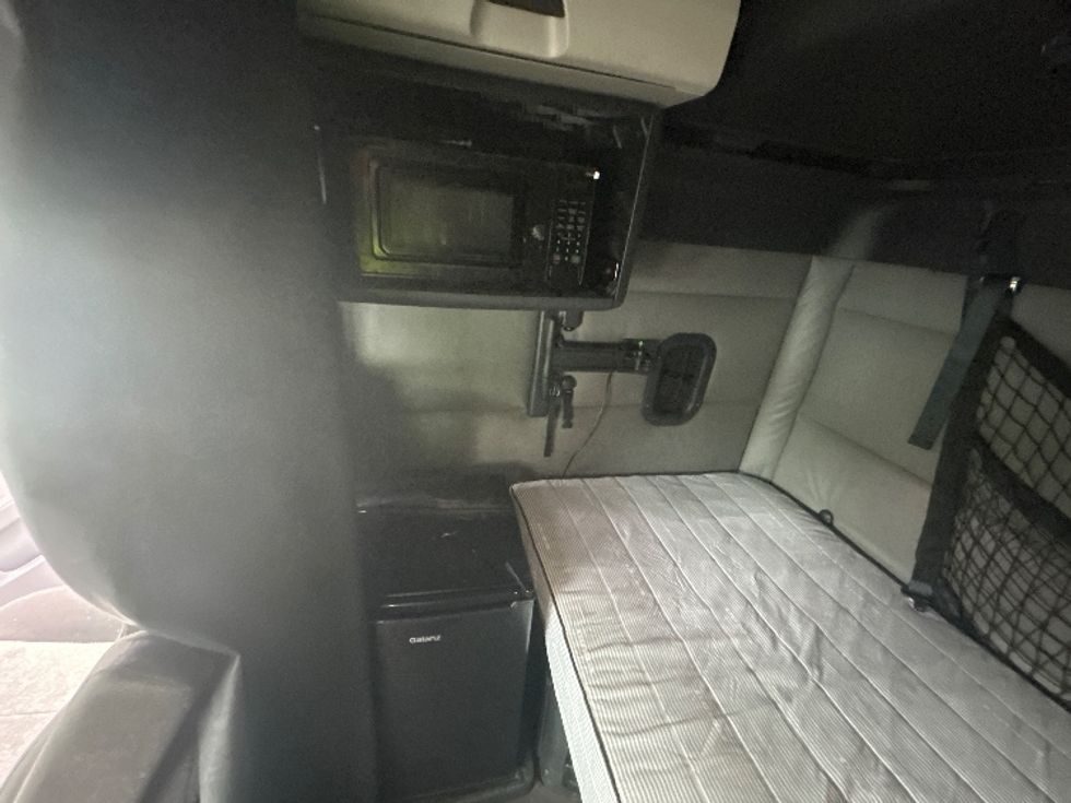 Sleeper Tractor-Heavy Duty Tractors-Freightliner-2022-T12664ST-Concord-NH-437,605\n\t\tmiles-$ 76,750 - Image 18