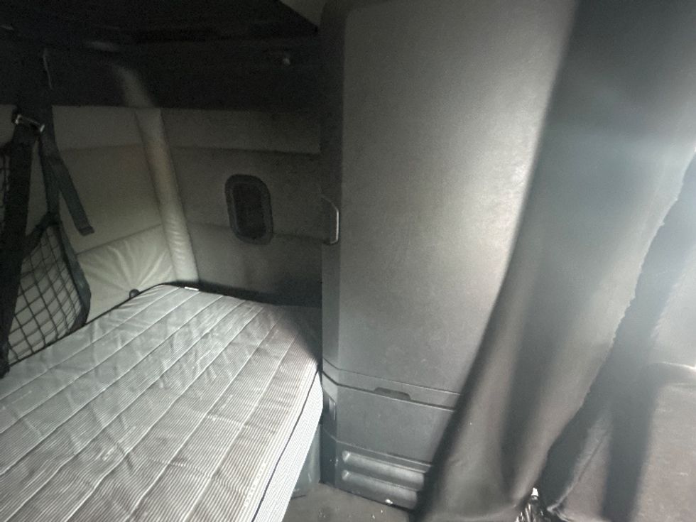 Sleeper Tractor-Heavy Duty Tractors-Freightliner-2022-T12664ST-Concord-NH-437,605\n\t\tmiles-$ 76,750 - Image 19