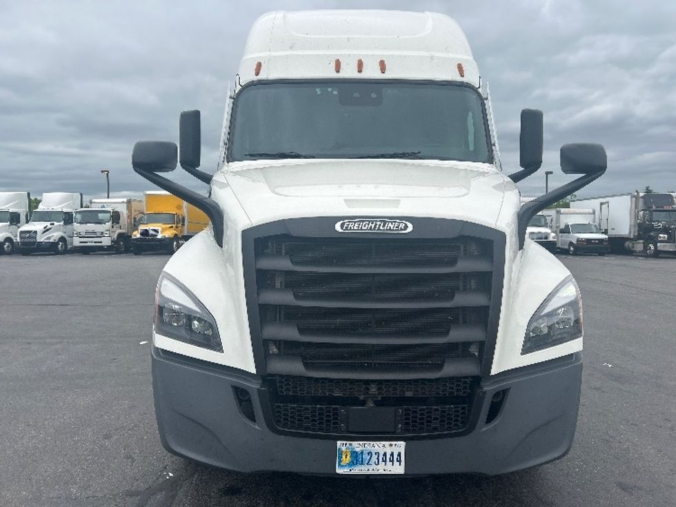 Sleeper Tractor-Heavy Duty Tractors-Freightliner-2022-T12664ST-Concord-NH-437,605\n\t\tmiles-$ 76,750 - Image 2