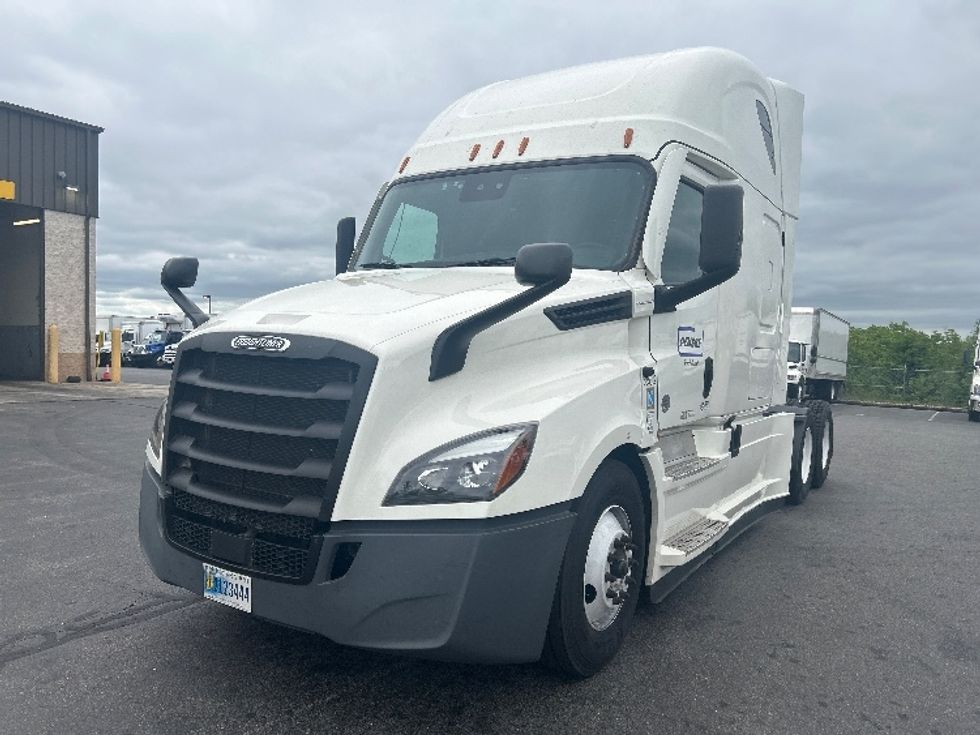 Sleeper Tractor-Heavy Duty Tractors-Freightliner-2022-T12664ST-Concord-NH-437,605\n\t\tmiles-$ 76,750 - Image 3