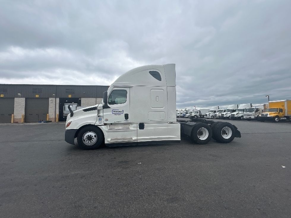 Sleeper Tractor-Heavy Duty Tractors-Freightliner-2022-T12664ST-Concord-NH-437,605\n\t\tmiles-$ 76,750 - Image 4