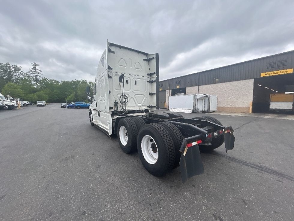 Sleeper Tractor-Heavy Duty Tractors-Freightliner-2022-T12664ST-Concord-NH-437,605\n\t\tmiles-$ 76,750 - Image 5