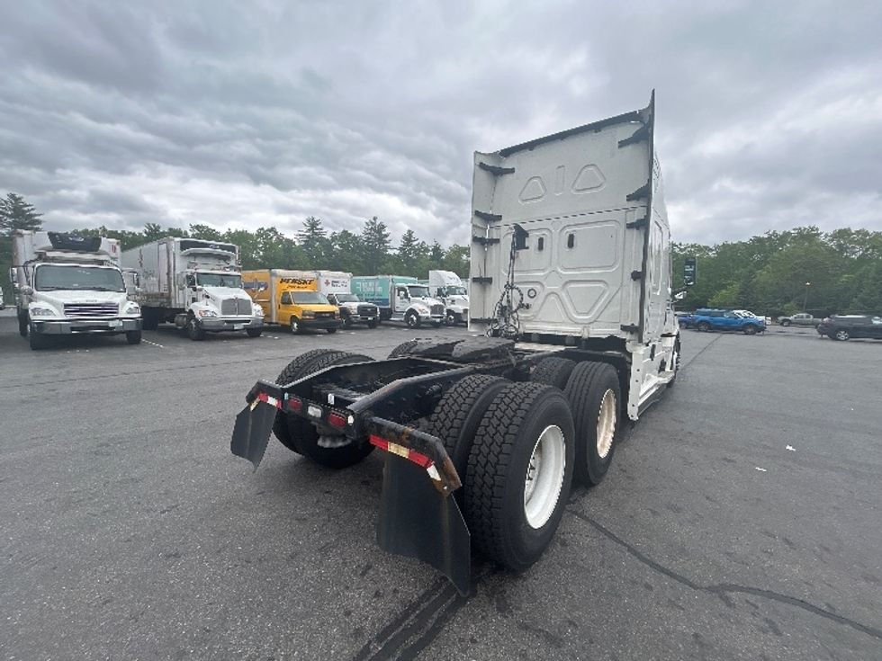 Sleeper Tractor-Heavy Duty Tractors-Freightliner-2022-T12664ST-Concord-NH-437,605\n\t\tmiles-$ 76,750 - Image 7