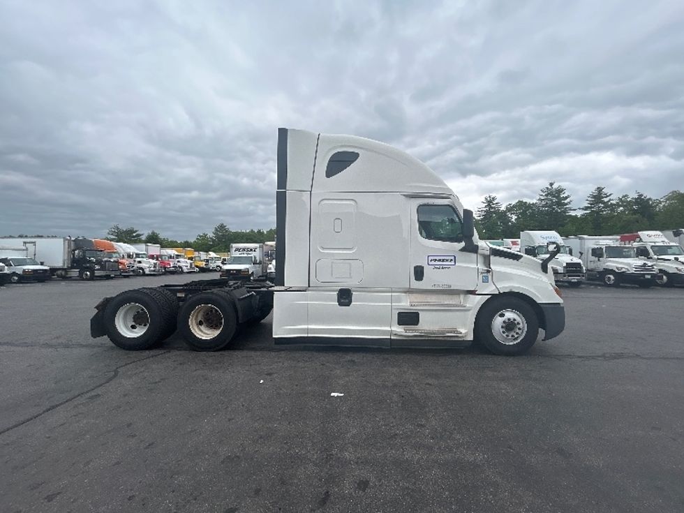 Sleeper Tractor-Heavy Duty Tractors-Freightliner-2022-T12664ST-Concord-NH-437,605\n\t\tmiles-$ 76,750 - Image 8