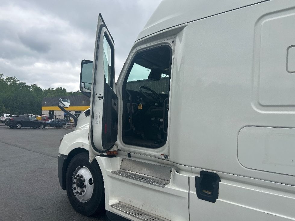 Sleeper Tractor-Heavy Duty Tractors-Freightliner-2022-T12664ST-Concord-NH-437,605\n\t\tmiles-$ 76,750 - Image 9