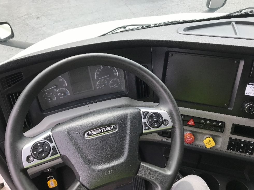 Sleeper Tractor-Heavy Duty Tractors-Freightliner-2022-T12664ST-Conover-NC-470,278\n\t\tmiles-$ 71,750 - Image 11