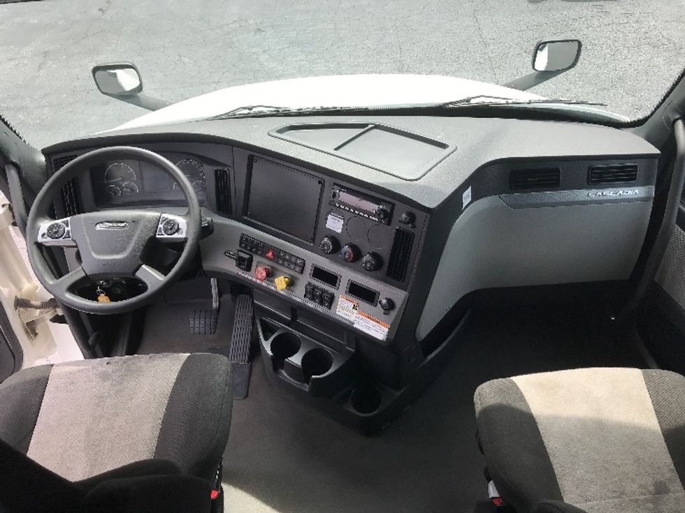 Sleeper Tractor-Heavy Duty Tractors-Freightliner-2022-T12664ST-Conover-NC-470,278\n\t\tmiles-$ 71,750 - Image 12