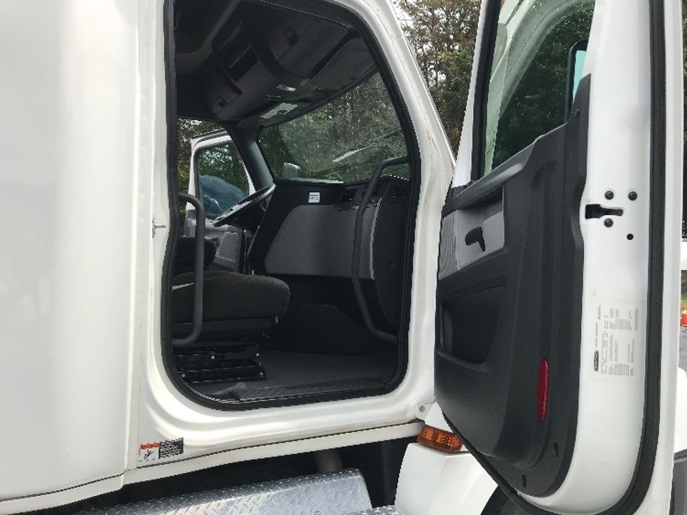 Sleeper Tractor-Heavy Duty Tractors-Freightliner-2022-T12664ST-Conover-NC-470,278\n\t\tmiles-$ 71,750 - Image 13