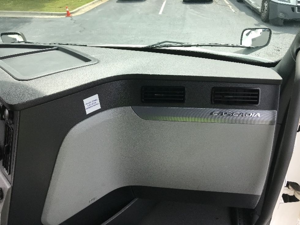 Sleeper Tractor-Heavy Duty Tractors-Freightliner-2022-T12664ST-Conover-NC-470,278\n\t\tmiles-$ 71,750 - Image 14