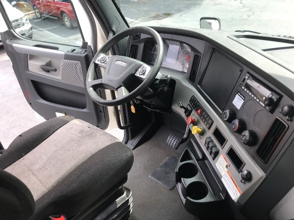 Sleeper Tractor-Heavy Duty Tractors-Freightliner-2022-T12664ST-Conover-NC-470,278\n\t\tmiles-$ 71,750 - Image 15