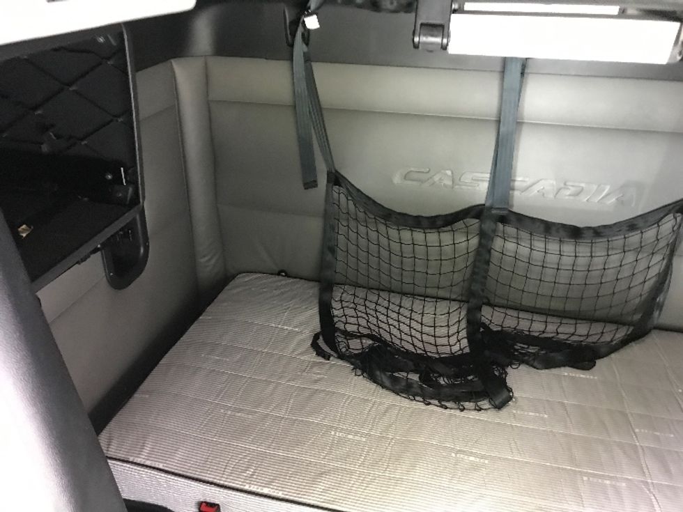 Sleeper Tractor-Heavy Duty Tractors-Freightliner-2022-T12664ST-Conover-NC-470,278\n\t\tmiles-$ 71,750 - Image 16