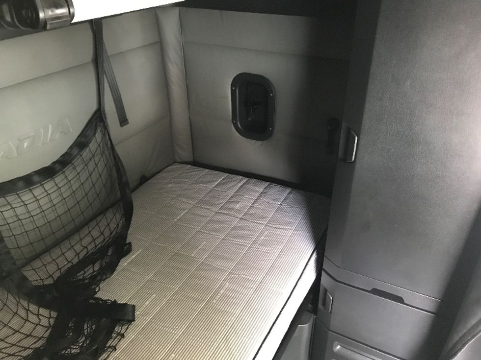 Sleeper Tractor-Heavy Duty Tractors-Freightliner-2022-T12664ST-Conover-NC-470,278\n\t\tmiles-$ 71,750 - Image 18