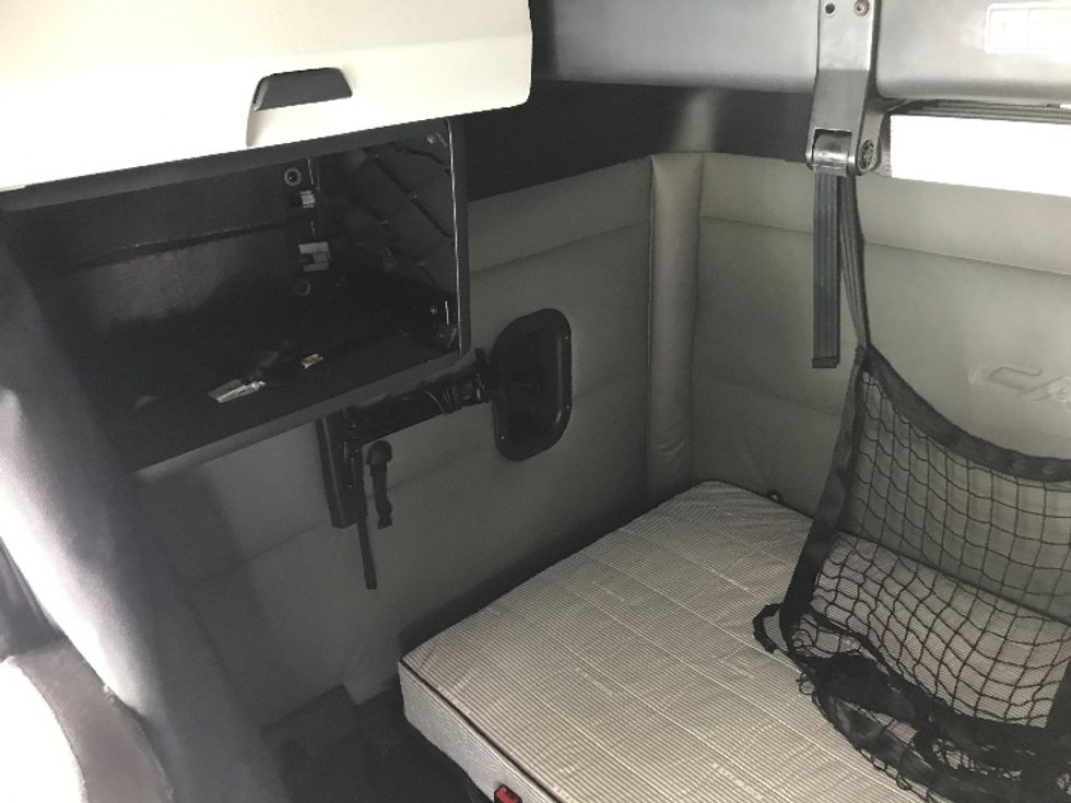 Sleeper Tractor-Heavy Duty Tractors-Freightliner-2022-T12664ST-Conover-NC-470,278\n\t\tmiles-$ 71,750 - Image 19