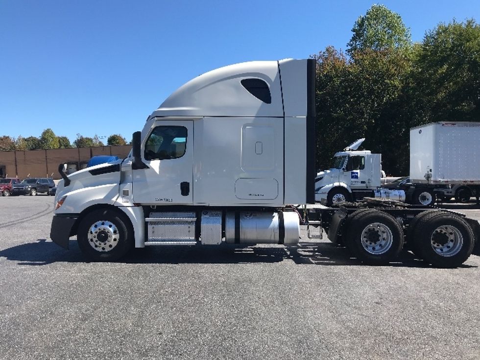 Sleeper Tractor-Heavy Duty Tractors-Freightliner-2022-T12664ST-Conover-NC-470,278\n\t\tmiles-$ 71,750 - Image 4