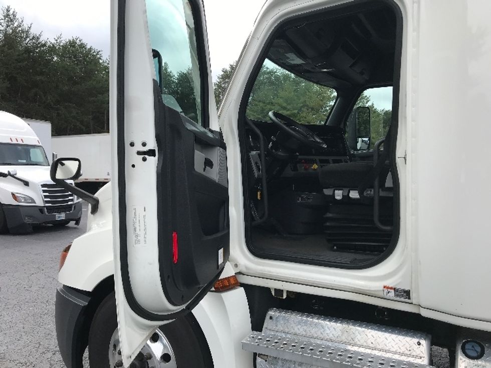 Sleeper Tractor-Heavy Duty Tractors-Freightliner-2022-T12664ST-Conover-NC-470,278\n\t\tmiles-$ 71,750 - Image 9