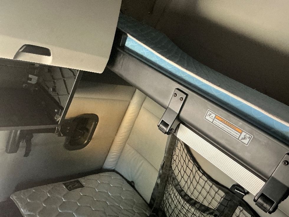 Sleeper Tractor-Heavy Duty Tractors-Freightliner-2022-T12664ST-Conway-SC-403,863\n\t\tmiles-$ 82,000 - Image 23