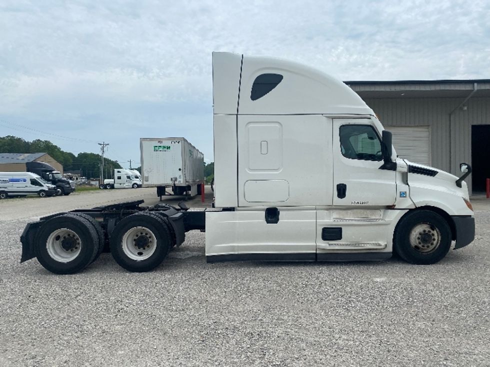 Sleeper Tractor-Heavy Duty Tractors-Freightliner-2022-T12664ST-Corbin-KY-429,558\n\t\tmiles-$ 77,500 - Image 10