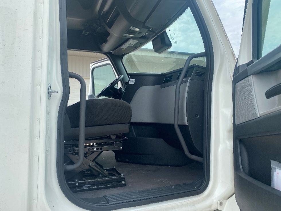 Sleeper Tractor-Heavy Duty Tractors-Freightliner-2022-T12664ST-Corbin-KY-429,558\n\t\tmiles-$ 77,500 - Image 12