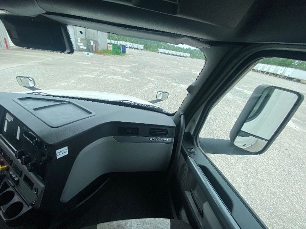 Sleeper Tractor-Heavy Duty Tractors-Freightliner-2022-T12664ST-Corbin-KY-429,558\n\t\tmiles-$ 77,500 - Image 13