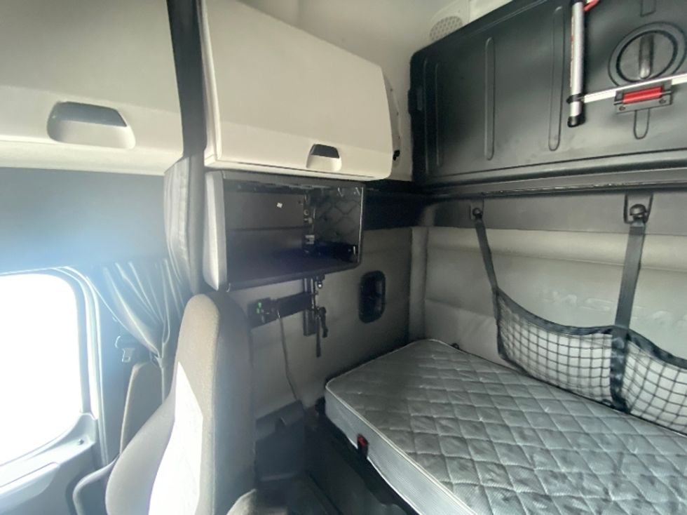 Sleeper Tractor-Heavy Duty Tractors-Freightliner-2022-T12664ST-Corbin-KY-429,558\n\t\tmiles-$ 77,500 - Image 15