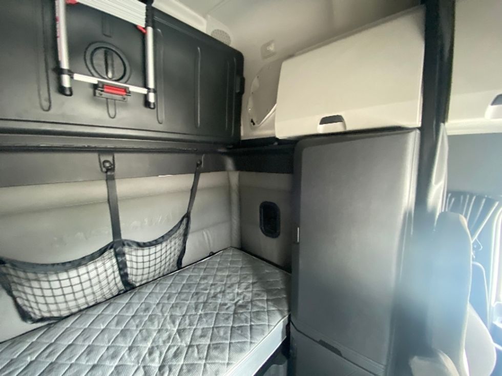 Sleeper Tractor-Heavy Duty Tractors-Freightliner-2022-T12664ST-Corbin-KY-429,558\n\t\tmiles-$ 77,500 - Image 16