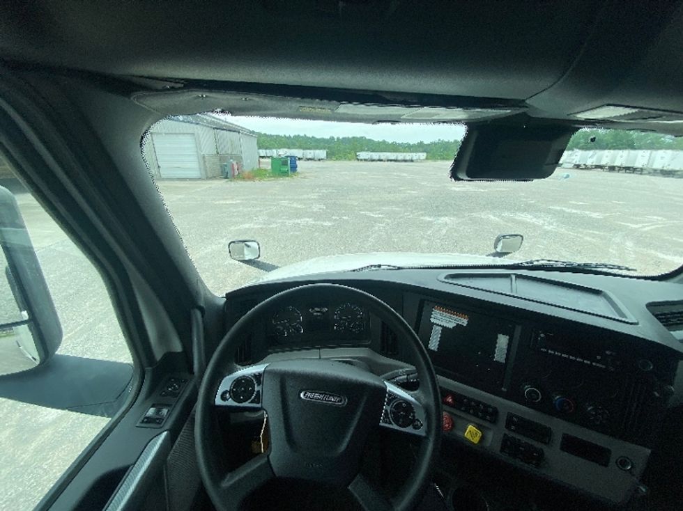 Sleeper Tractor-Heavy Duty Tractors-Freightliner-2022-T12664ST-Corbin-KY-429,558\n\t\tmiles-$ 77,500 - Image 18