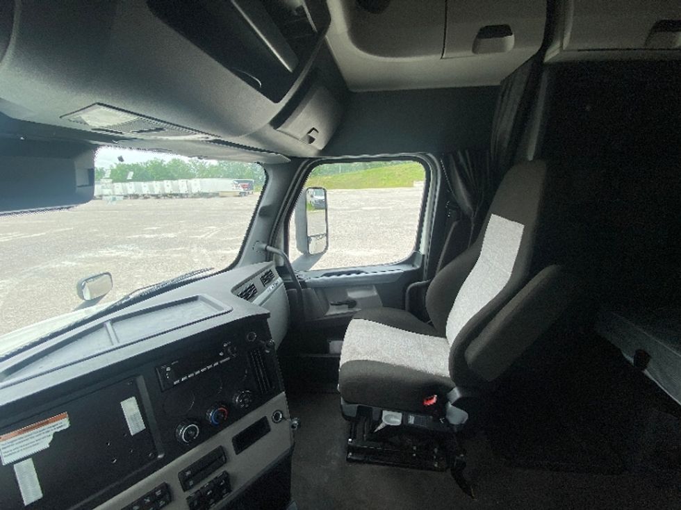 Sleeper Tractor-Heavy Duty Tractors-Freightliner-2022-T12664ST-Corbin-KY-429,558\n\t\tmiles-$ 77,500 - Image 5